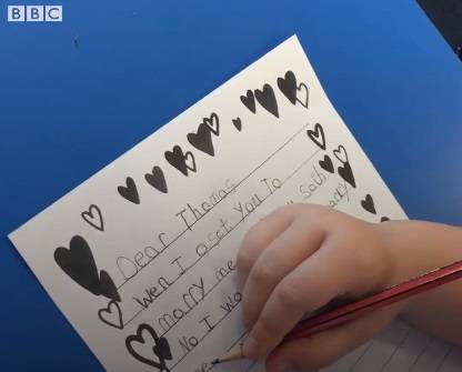 Choc in una scuola elementare inglese: bambini costretti a scrivere lettere d'amore gay