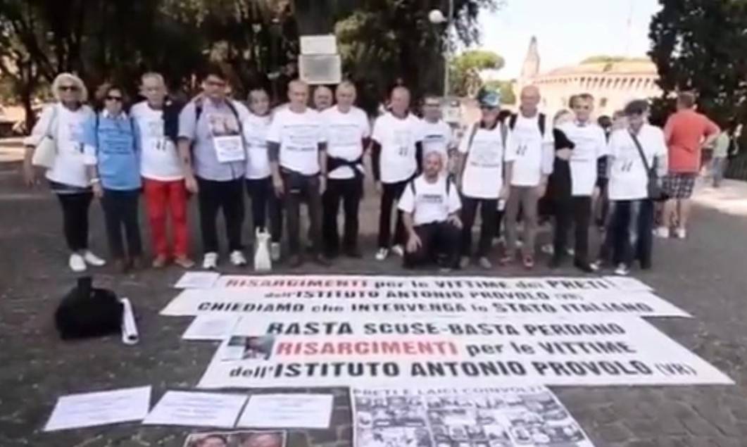 Vaticano, protesta delle vittime di preti pedofili: “Tolleranza zero”