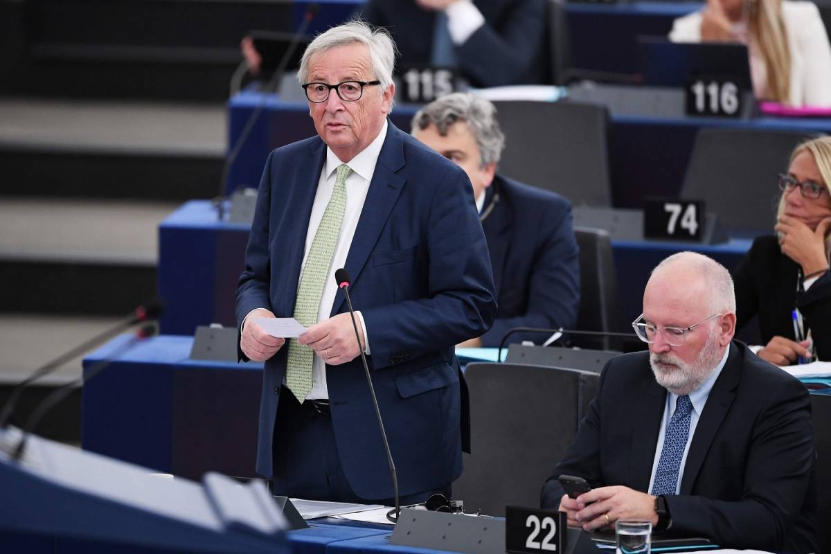 Juncker evoca la Grecia ma Di Maio non arretra: "Tra 6 mesi l'Ue muore"