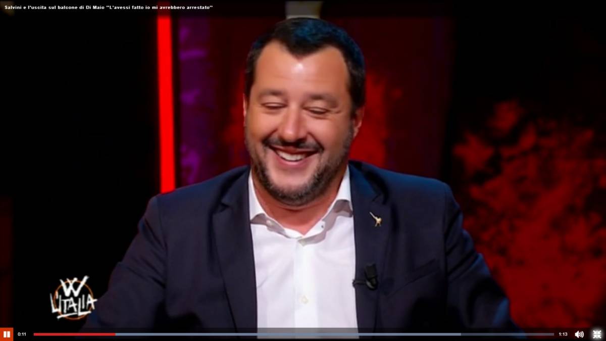 Salvini sbeffeggia Macron e Saviano: "Spero non abbiano fatto seflie svestiti"