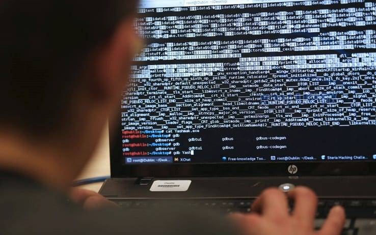 Truffa delle sim clonate: decine di conti in banca prosciugati dagli hacker