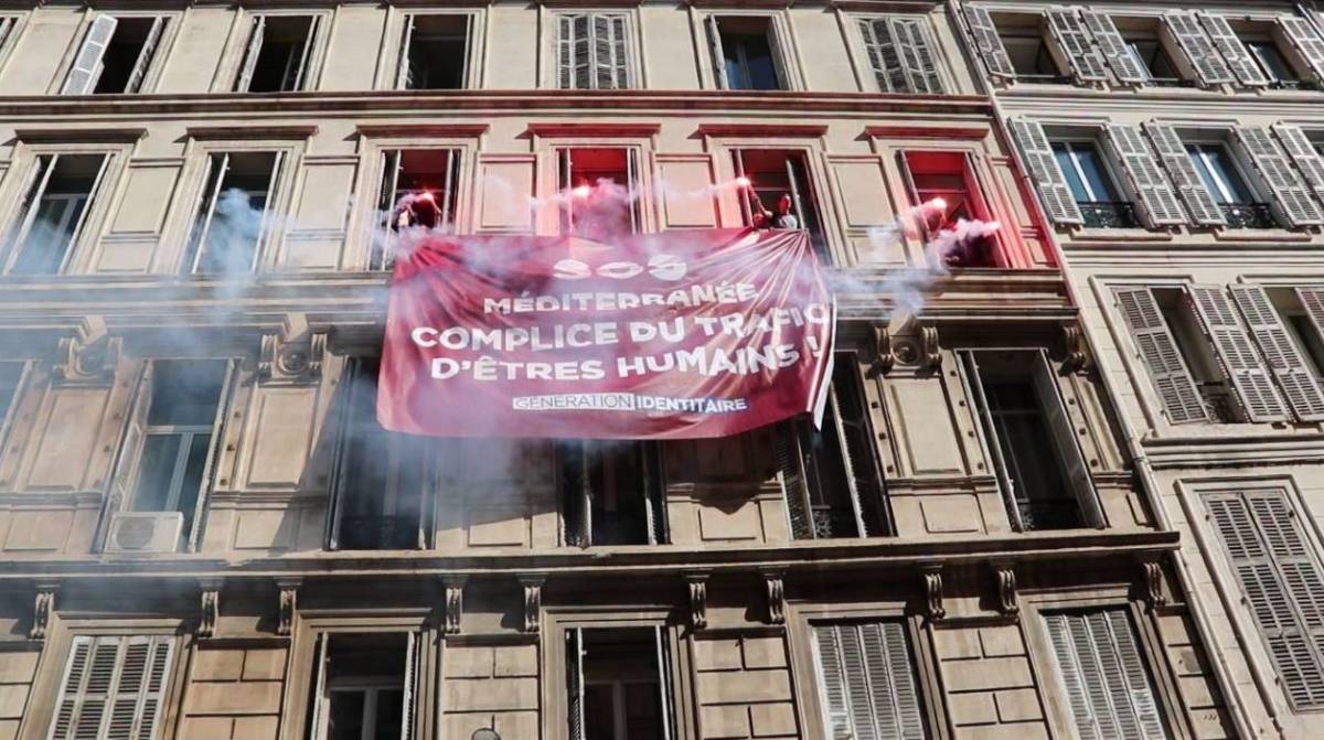 Marsiglia, estrema destra assalta la sede dell'Ong Sos: "Complice degli scafisti"