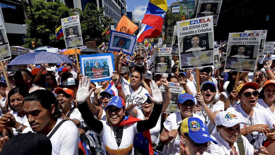 Venezuela, migliaia di cittadini marciano a sostegno di Maduro