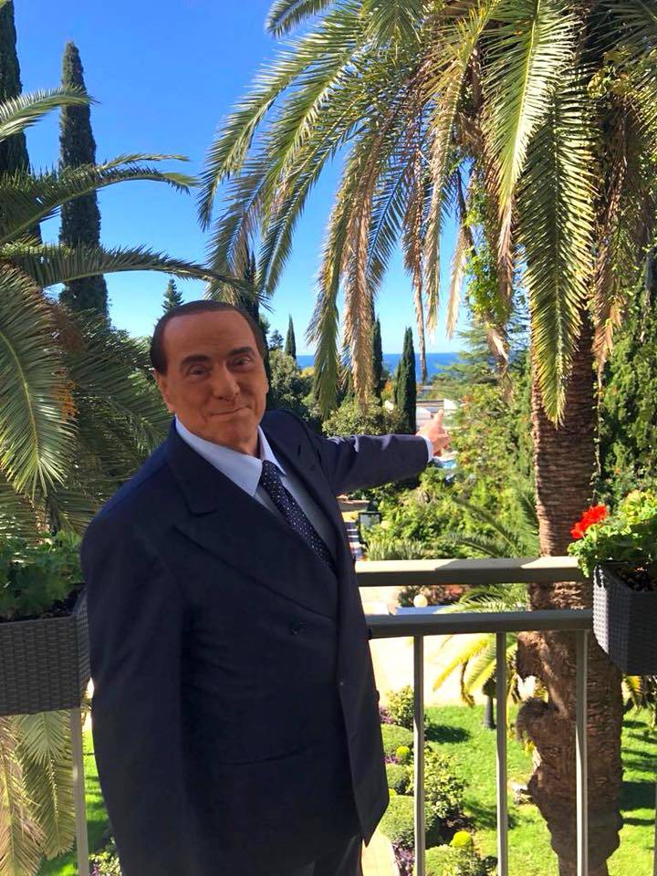 Berlusconi smonta una "bugia": "Ecco com'è il Mar Nero"
