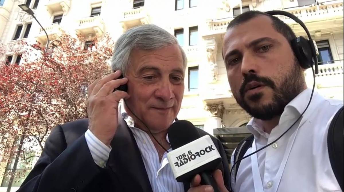 Antonio Tajani canta Battisti: "M5s? Altro che libertà..."