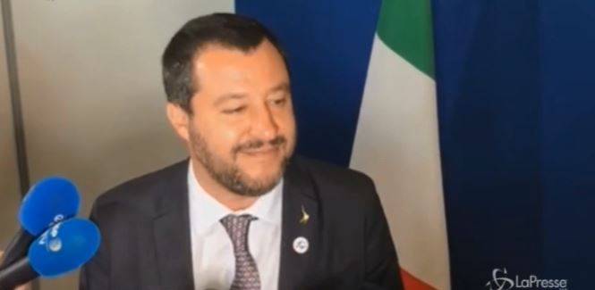 Salvini canzona Juncker: "Voglio portarlo a cena. Sarà vegana e sobria"