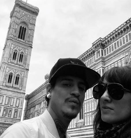 Asia Argento riparte da…Firenze: ecco il selfie sotto il Duomo insieme a un amico