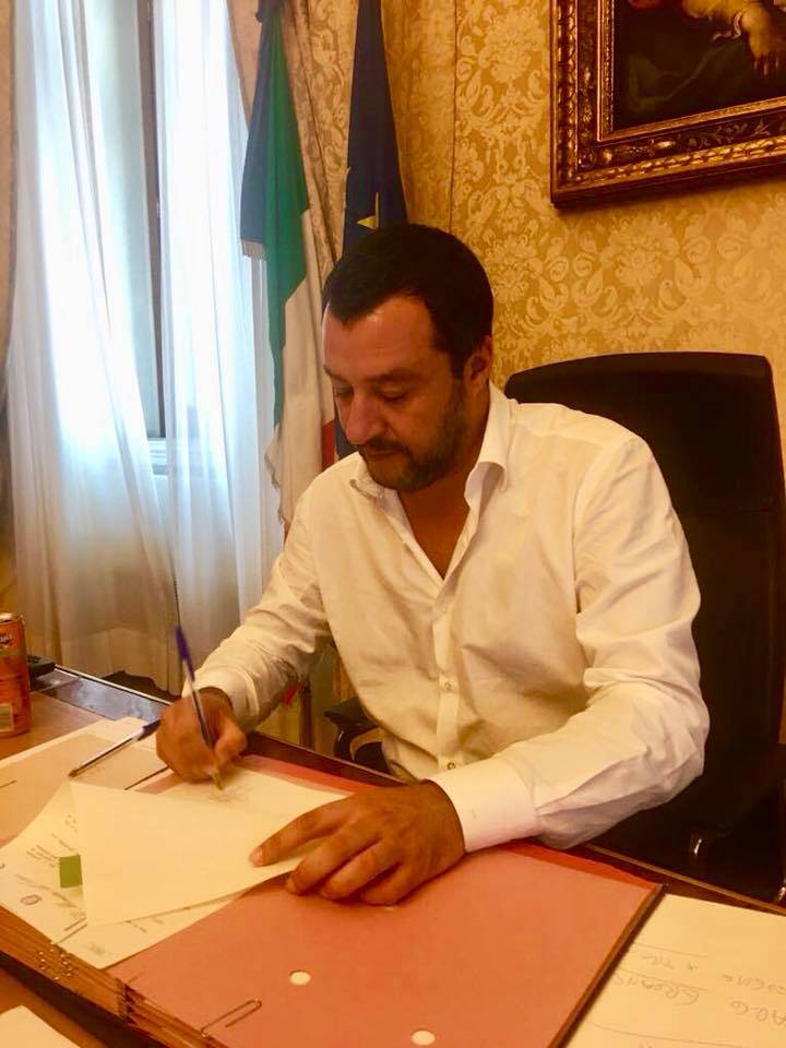 Salvini e le risate a crepapelle su Di Maio: "Ma chi pensa di denunciare..."