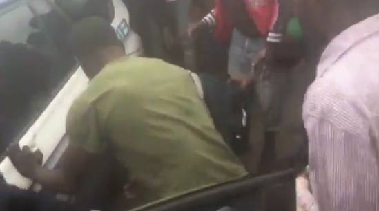 Foggia, il video dell'arresto del gambiano. Ammanettato all'auto della polizia