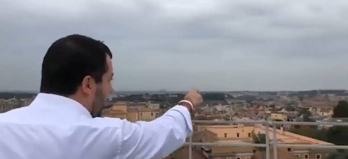 Salvini omaggia i monumenti di Roma: ​"Non accusatemi di nostalgie mussoliniane"