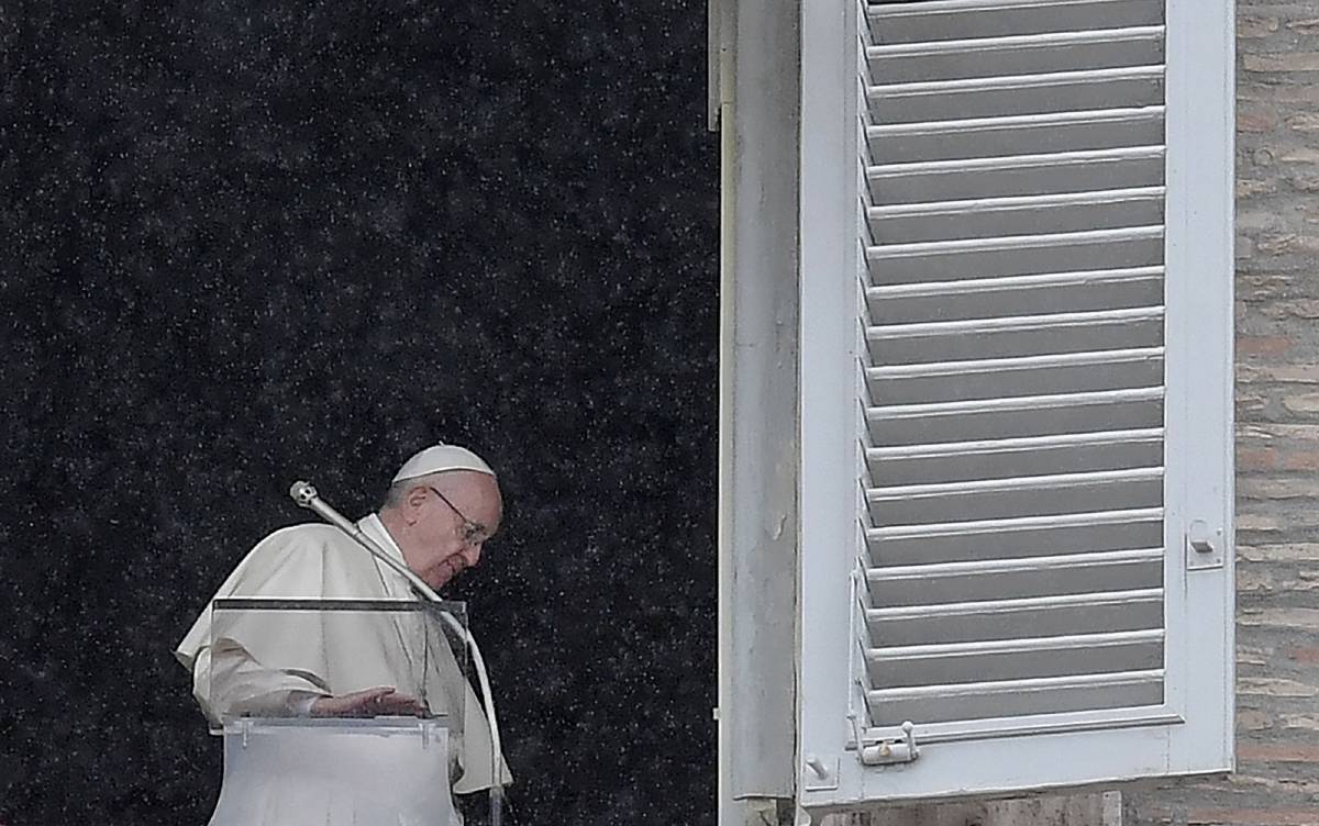 Il Papa insiste: "Basta seminare odio, il Mediterraneo è un cimitero "