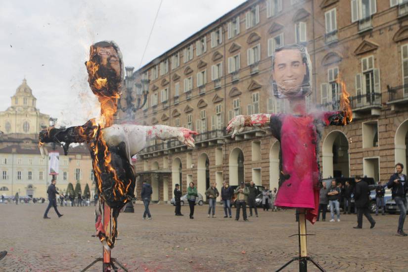 Torino, denunciate studentesse per rogo manichini Di Maio e Salvini