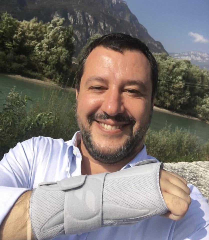 Salvini si rompe il polso: "Alla mia età fare sport può essere pericoloso"