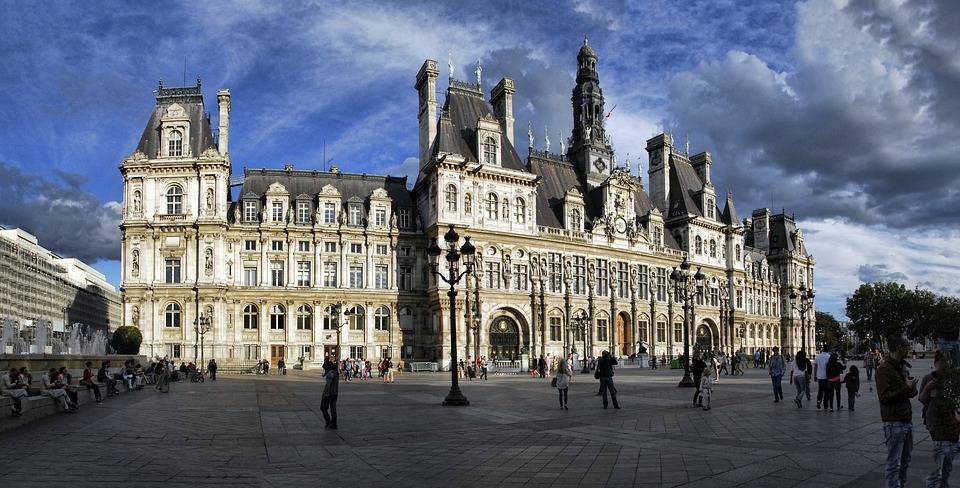 Parigi, la sfida della sindaca Hidalgo: il municipio diventa rifugio per clochard