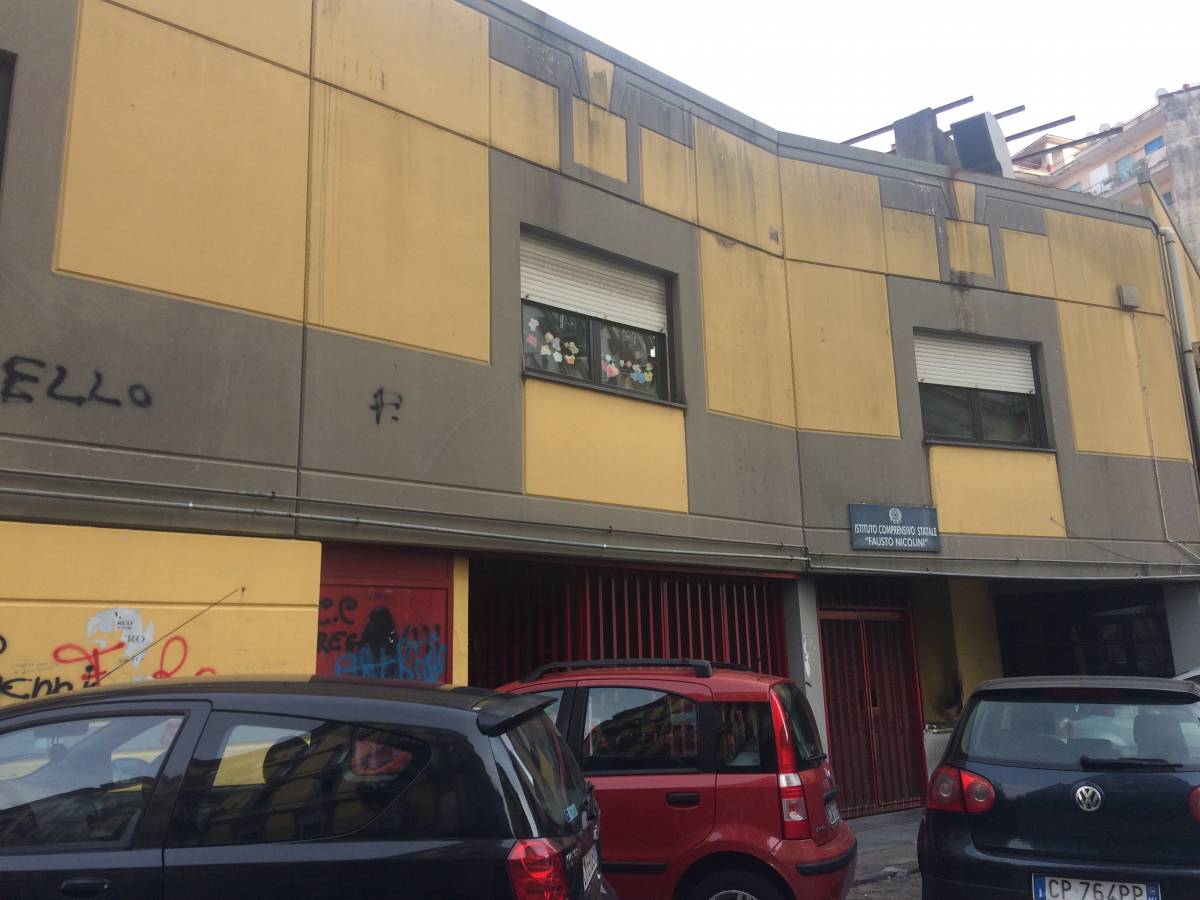 Napoli, a scuola cede rampa della scala antincendio: maestra ferita 