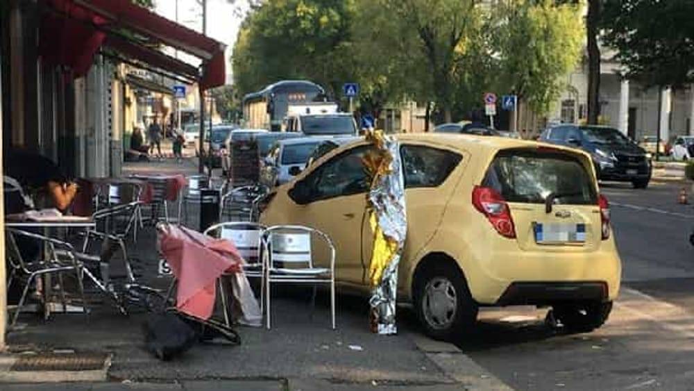 Donna seduta al tavolo del bar: auto perde il controllo e la uccide