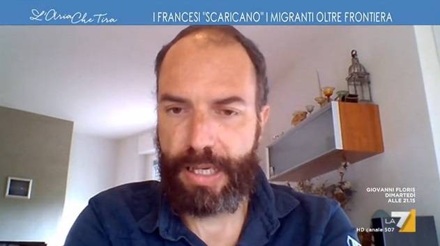 La denuncia del giornalista: "Ho visto i francesi scaricare i migranti ogni ora in Italia"