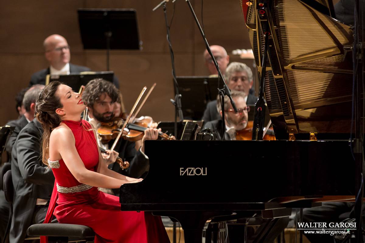 La musica per ricostruire Una pianista a fin di bene contro le ferite del sisma