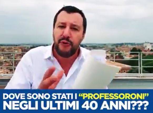 Salvini contro i "professoroni": "Io sono ignorante, ma voi dove eravate?"