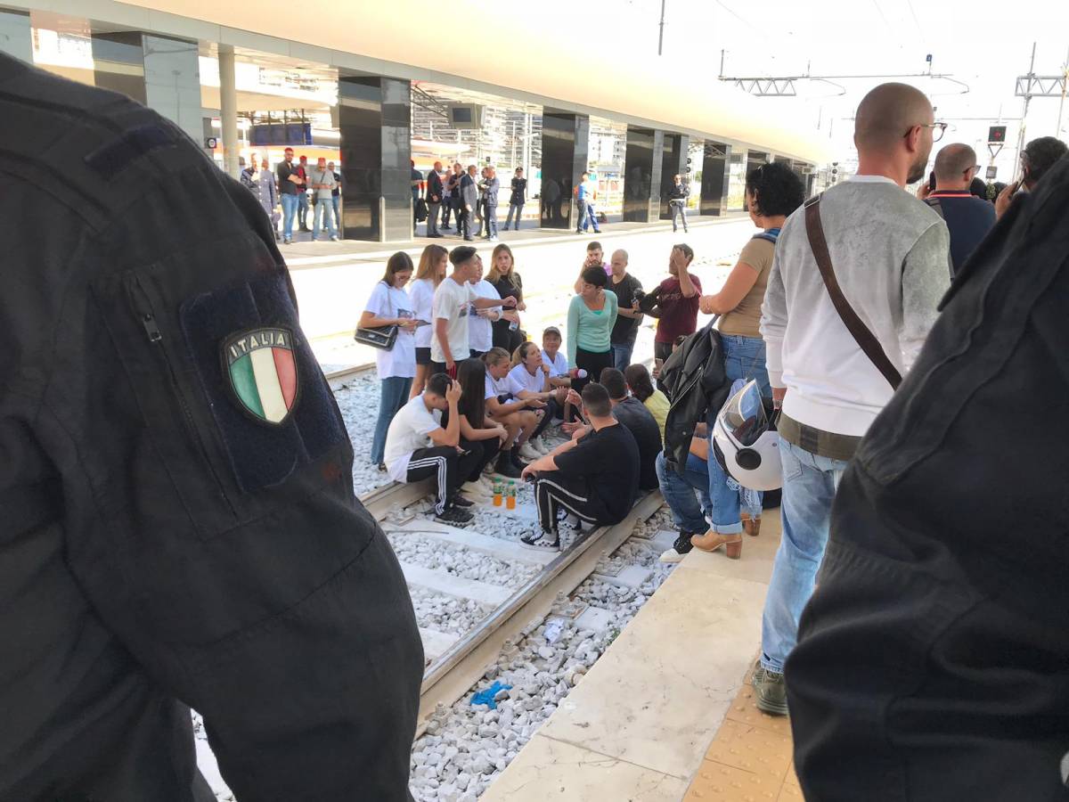 La stazione di Napoli ostaggio dei familiari degli italiani scomparsi in Messico