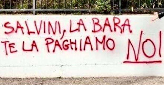 Scritta choc anti-Salvini: "Ti paghiamo la bara...". ​Il ministro: "Vigliacchi"