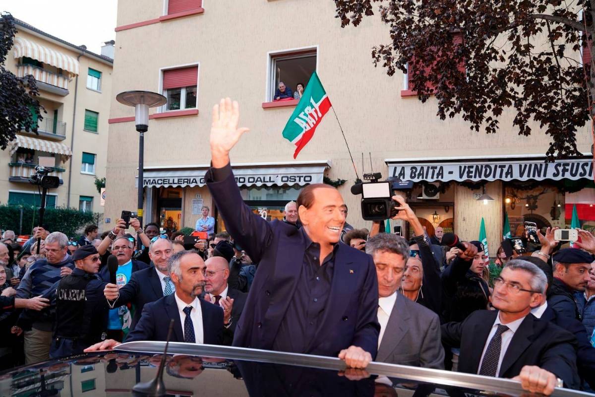 Piazza, gazebo e gilet azzurri: Berlusconi studia la rivincita
