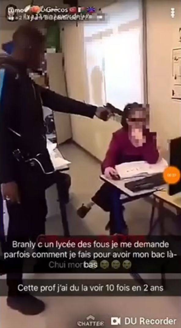 La pistola contro la prof. E in Francia è caos scuola