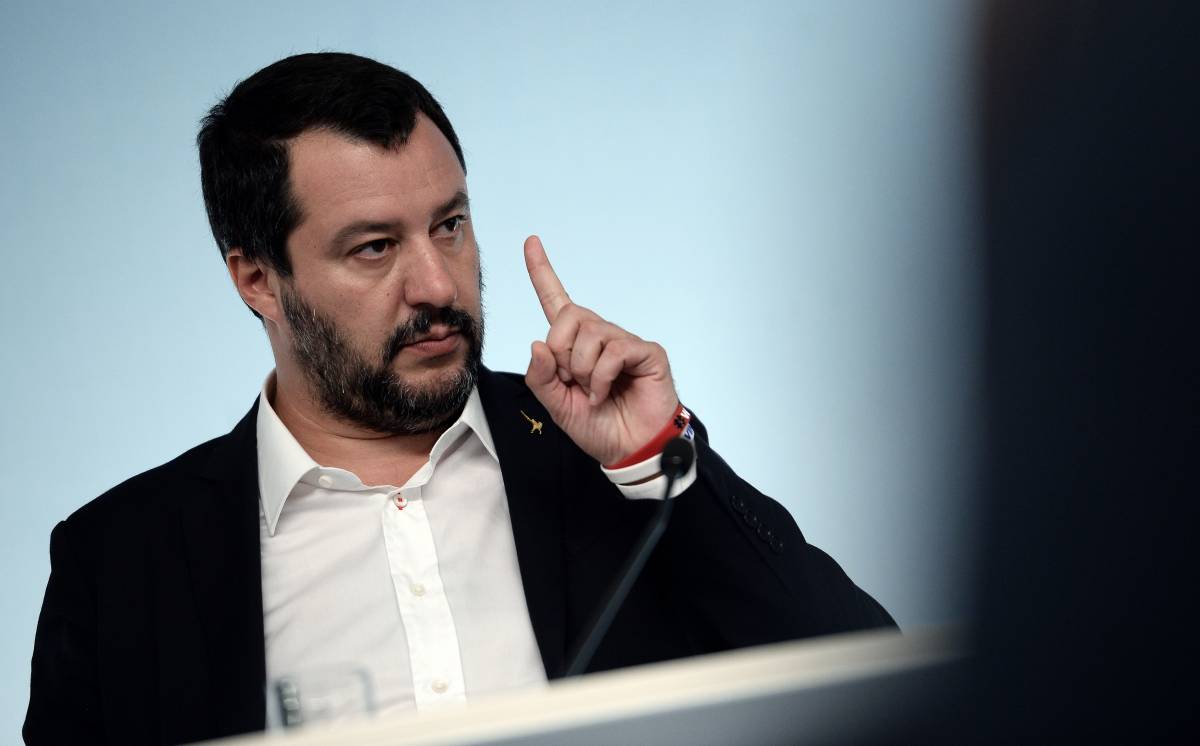 Salvini: "Nessuna lezione da chi scarica i migranti nei boschi italiani"