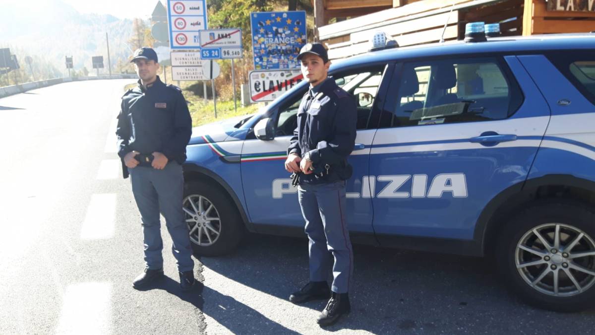 I gendarmi scaricano i migranti in Italia. Salvini: "Presto vado a Claviere"
