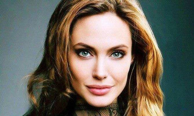 Angelina Jolie: bionda per un film ispirato ad Alice nel Paese delle Meraviglie 