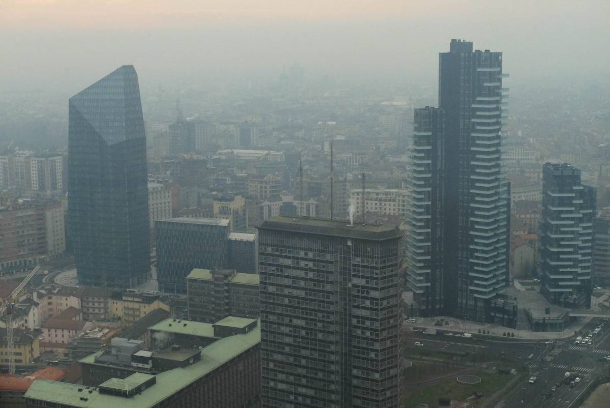 Smog, blocco auto a Milano per l'inquinamento in aumento