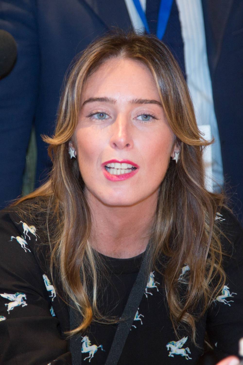 Maria Elena Boschi si fa notare per il look aggressivo. E fa litigare la sinistra