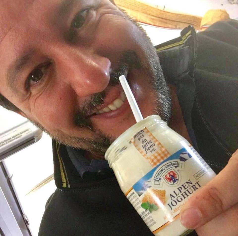 Salvini sfotte il Pd: "Uno yogurt per digerire le due sconfitte elettorali"