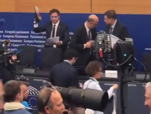Manovra, il blitz del leghista: "Siete euroimbecilli". E calpesta le carte di Moscovici