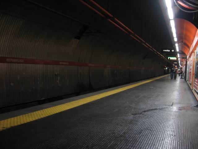 Il passeggero in metro pesta la ladra rom: "Presa per i capelli e sbattuta a terra"