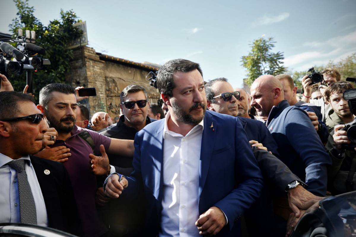 Desirée, Salvini beffa i centri sociali: torna e posa una rosa