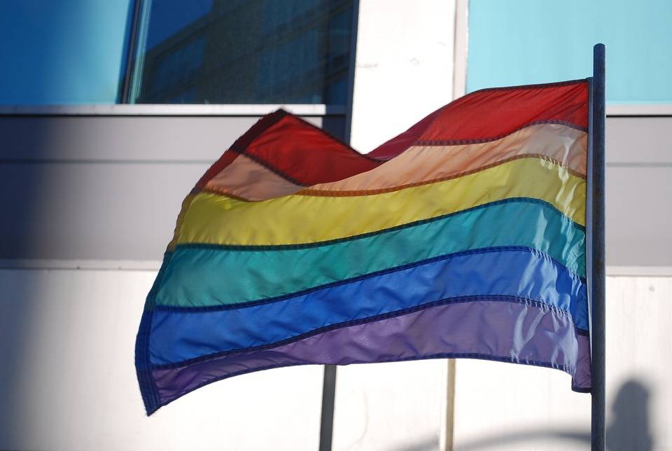 Bandiera arcobaleno a Madrid. Governo attacca ambasciatore italiano