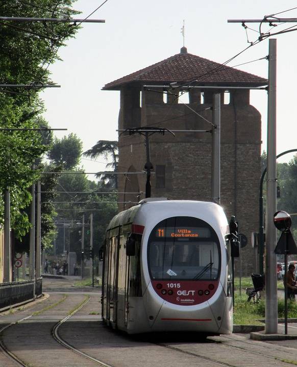 Torino, 3 fratelli magrebini senza biglietto aggrediscono controllori