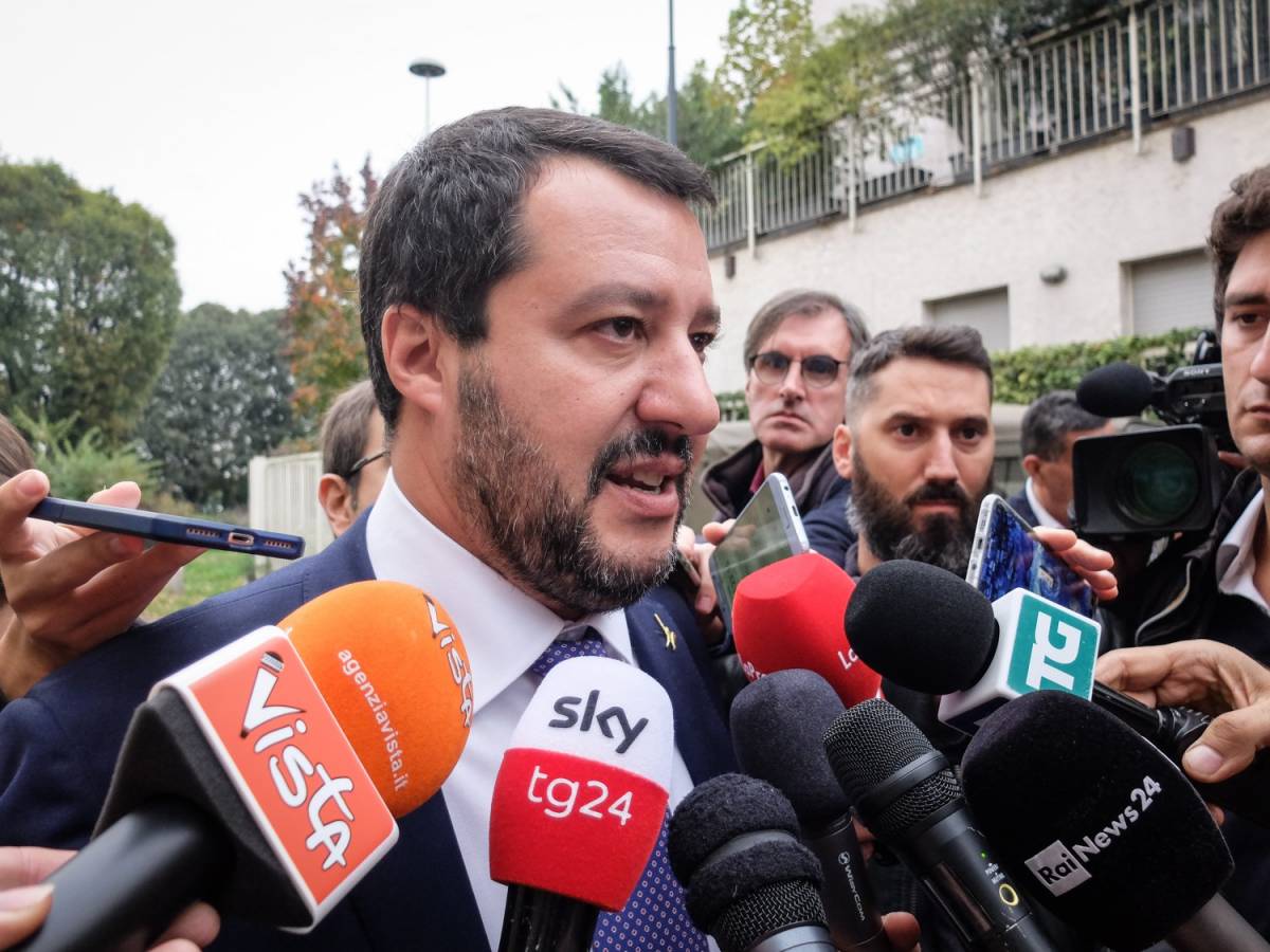 Brasile, Salvini appoggia Bolsonaro: "Ci consegnerà Battisti"