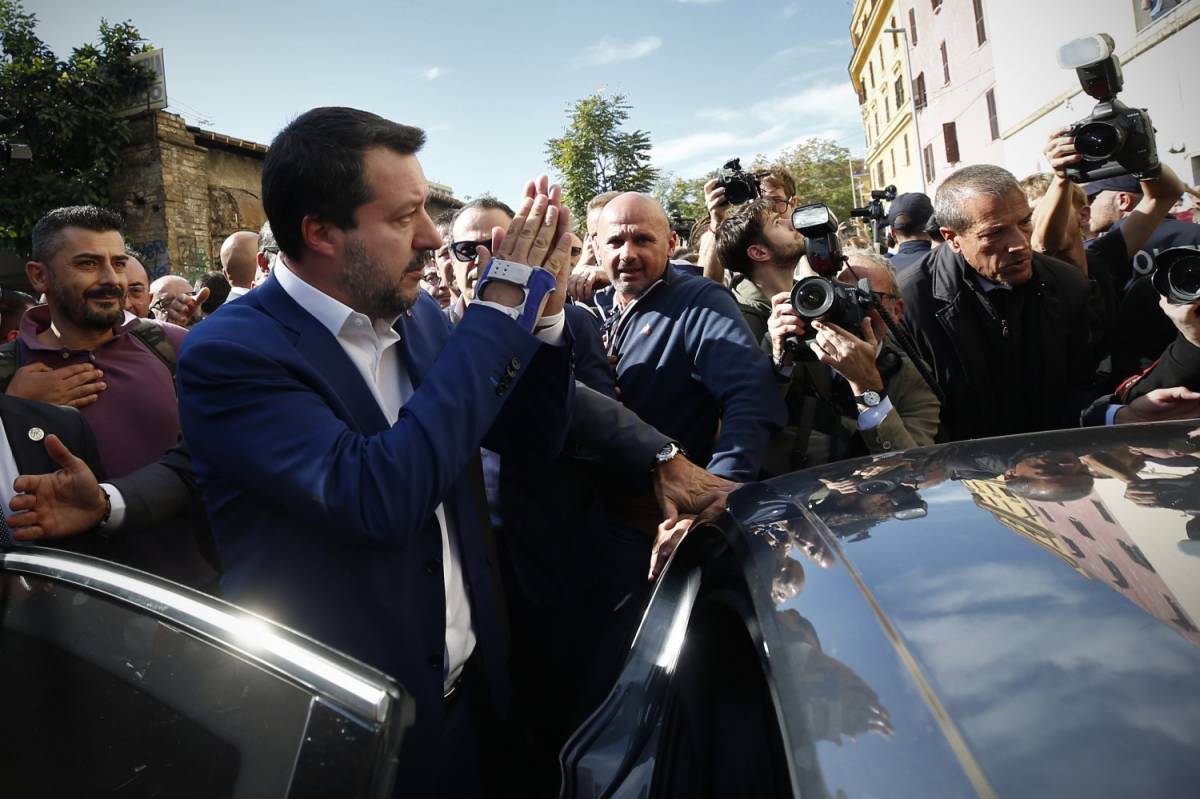 Ora gli ultrà dell'accoglienza vogliono imbavagliare Salvini