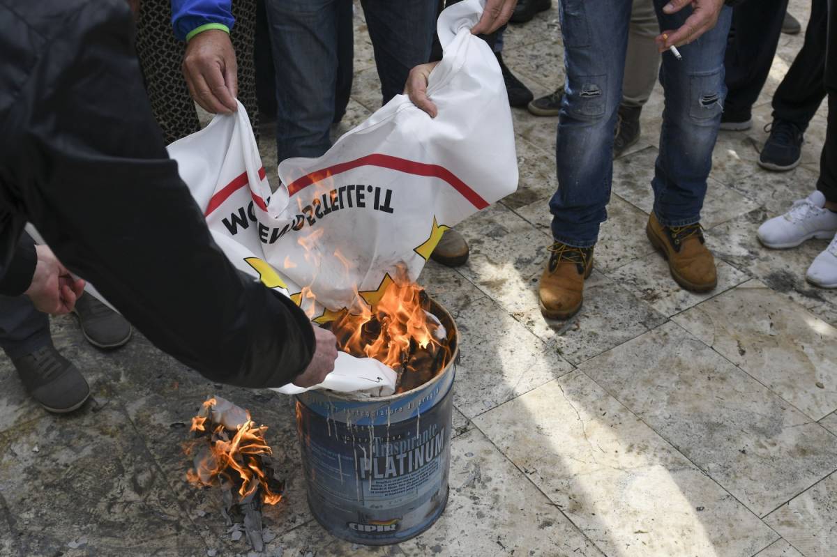 No Tap, continua la protesta: bruciate schede elettorali e bandiere del M5s