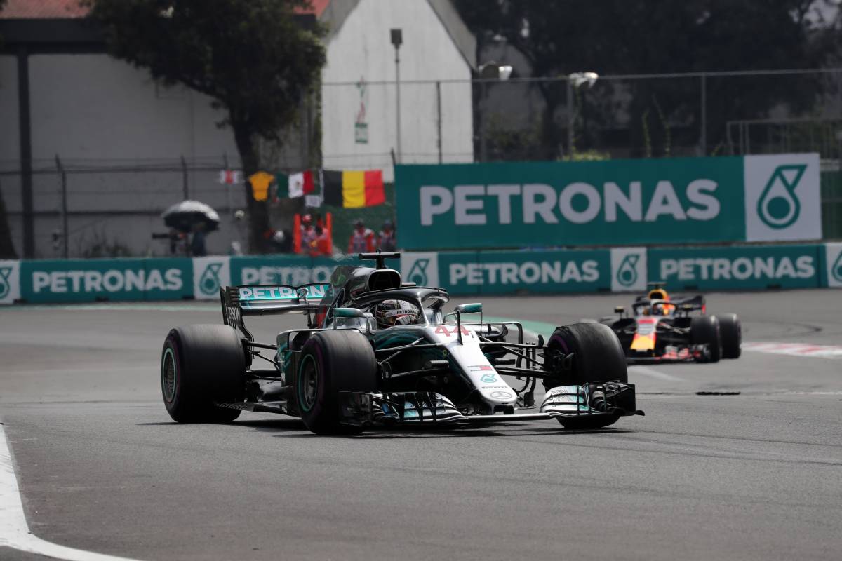 Formula Uno, Hamilton trionfa in Brasile: alla Mercedes anche il Mondiale Costruttori