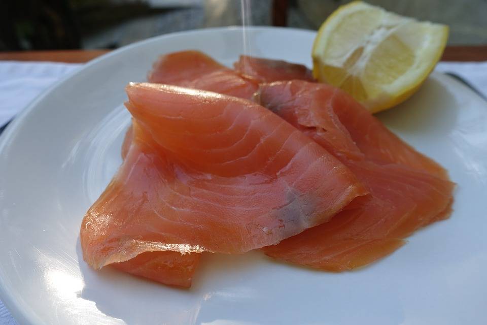 "C'è il rischio Listeria": richiamato un lotto di salmone affumicato norvegese