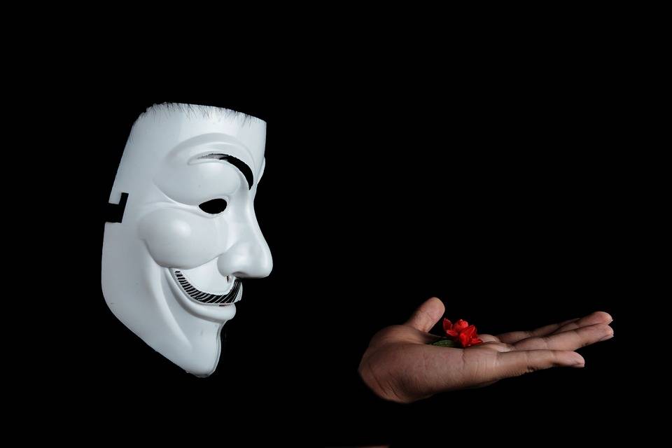 Anonymous, nuovo attacco hacker: diffusi dati di ministeri e polizia