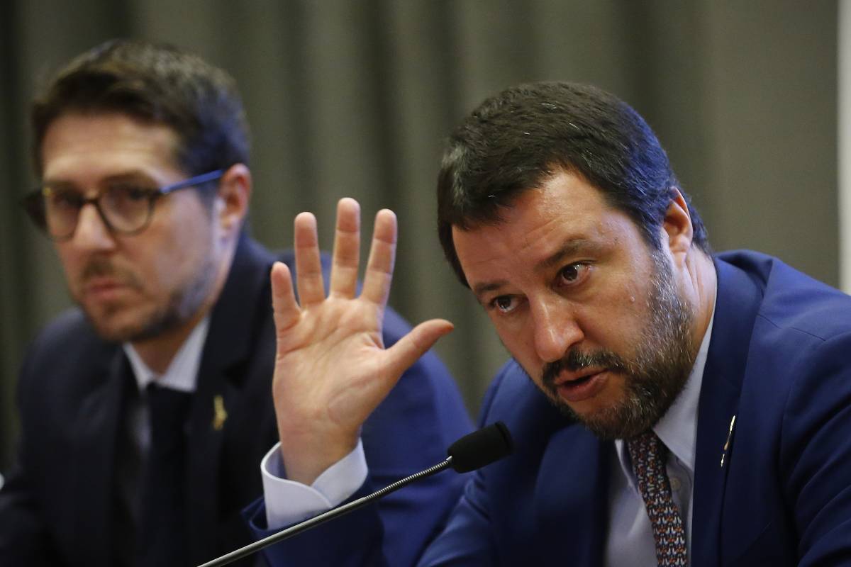 Contestatrice dà del buffone a Salvini e rifiuta l’identificazione in commissariato