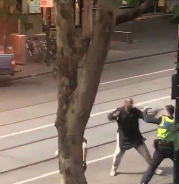 Melbourne, fa esplodere l'auto. Poi pugnala i passanti in strada
