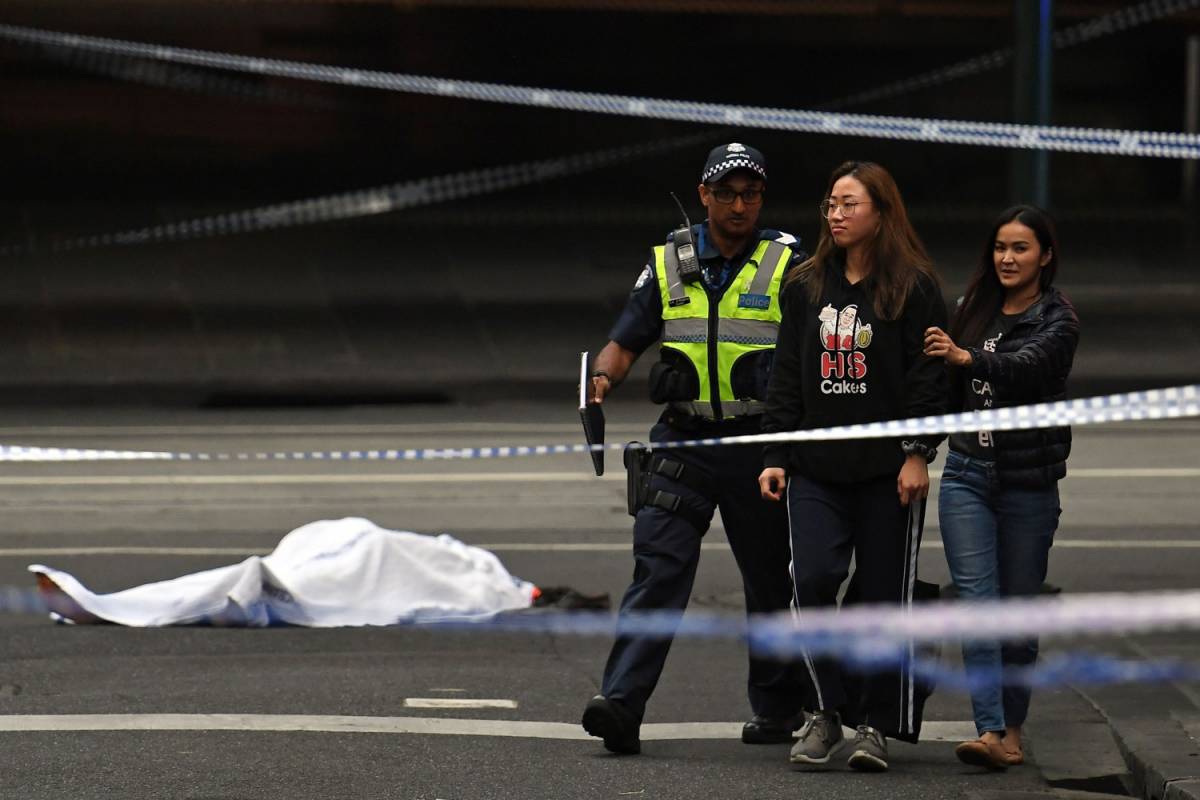 Il "soldato" dell'Isis a Melbourne. Accoltellati i passanti: un morto