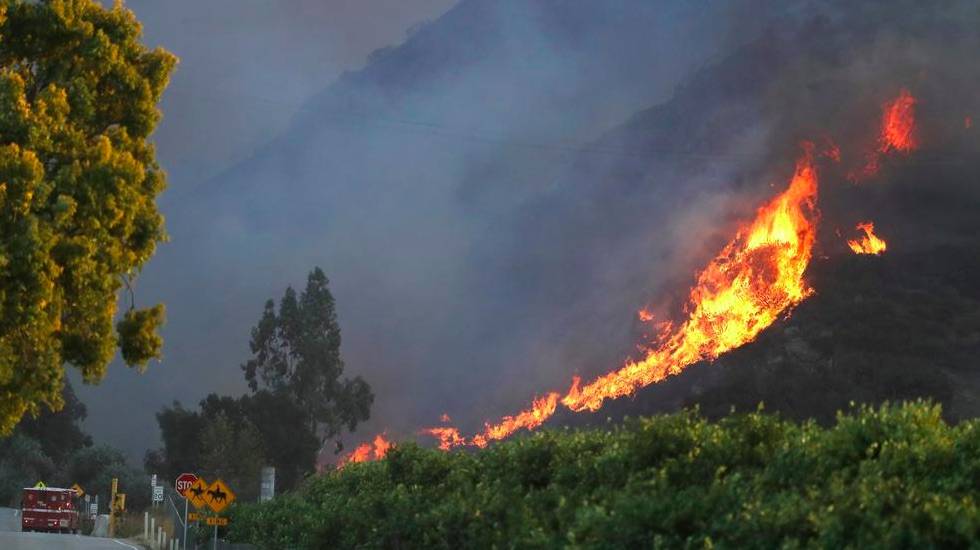 La California brucia, Malibù circondata dalle fiamme
