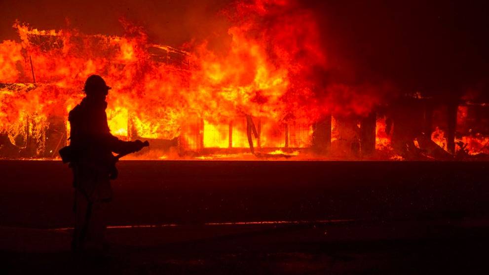 Il fuoco devasta la California: "Disastro senza precedenti"