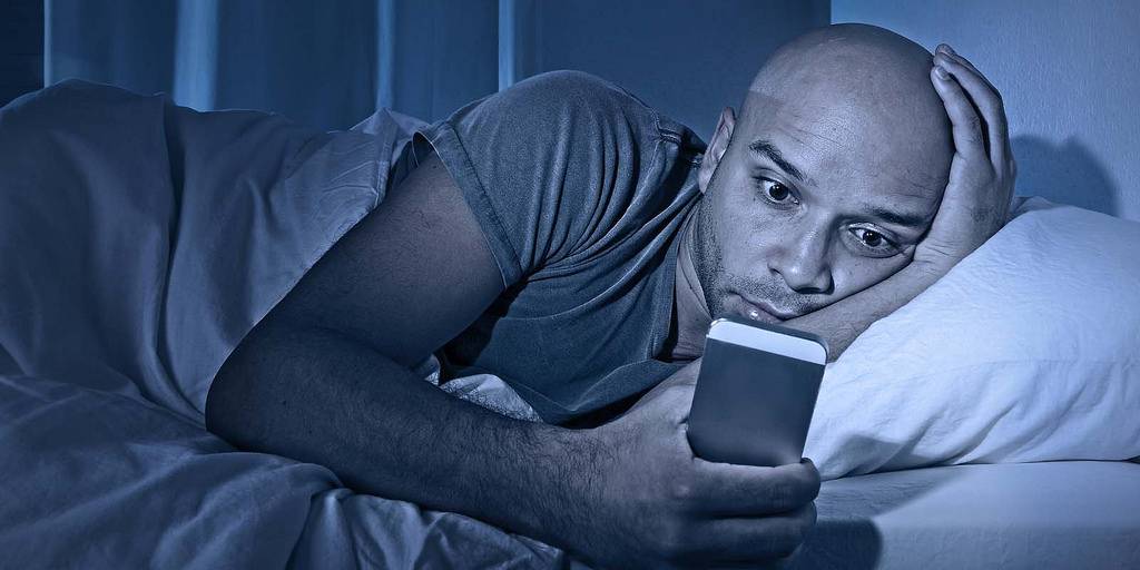 Guardi lo smartphone a letto? Più rughe e occhiaie